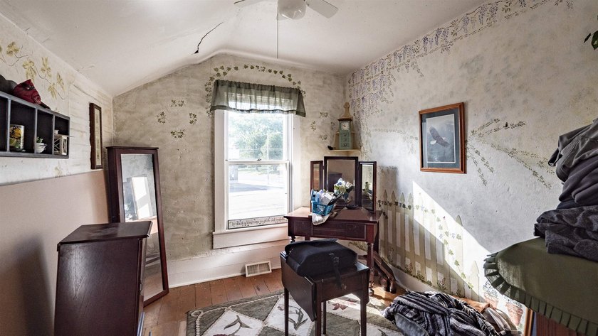 Well-maintained 4-bedroom, 2-bath character home with beautiful - photo 10