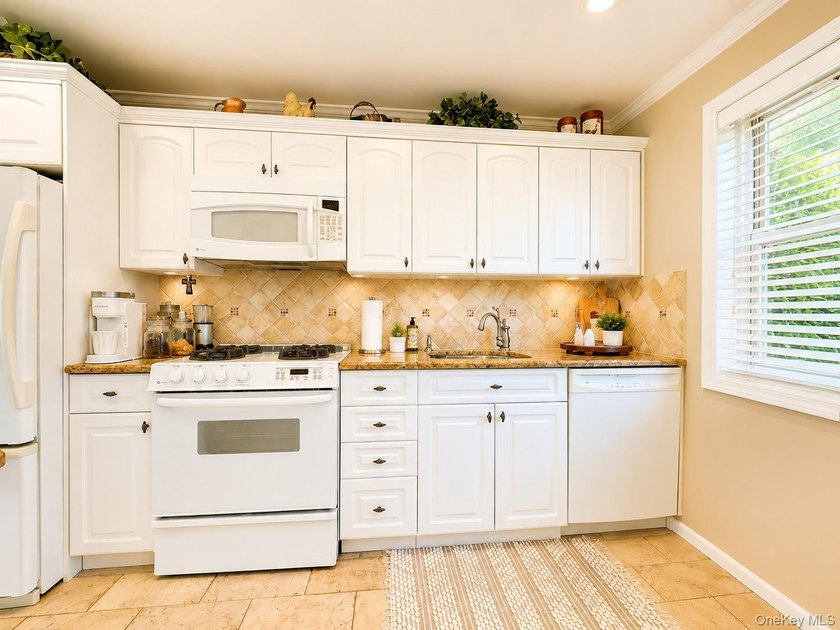 Welcome to Bay Terrace Gardens Section 3! This desirable lower - photo 6