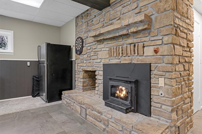 Beautiful home on 1.5 Acres in the Heart of Town - Near Lake - photo 34