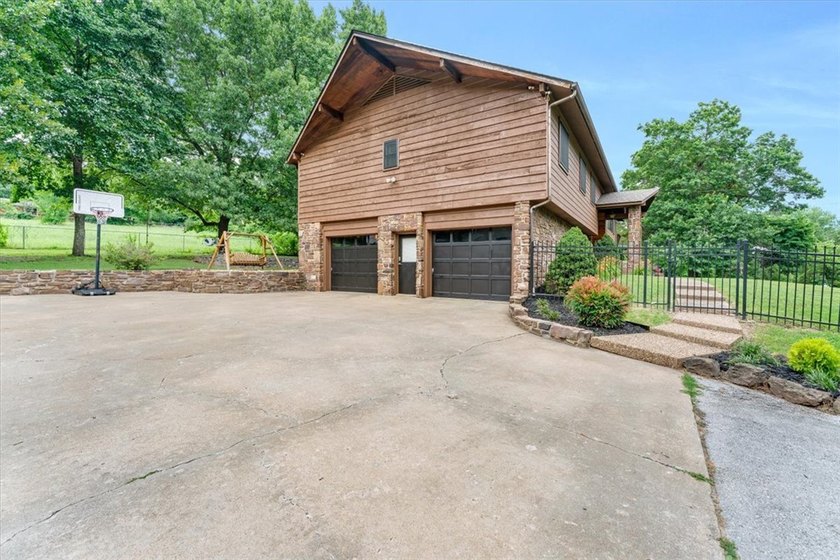 Beautiful home on 1.5 Acres in the Heart of Town - Near Lake - photo 37