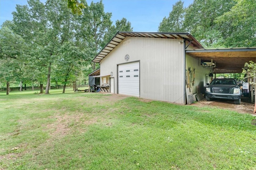Beautiful home on 1.5 Acres in the Heart of Town - Near Lake - photo 40