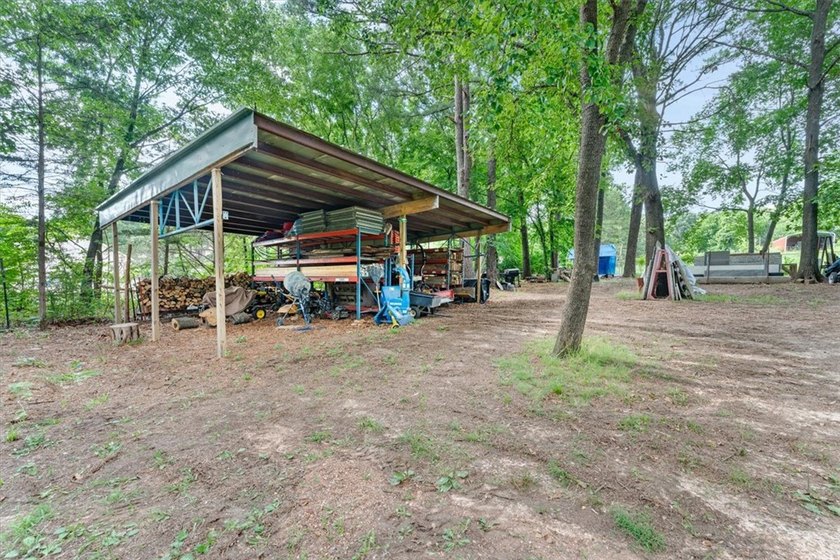 Beautiful home on 1.5 Acres in the Heart of Town - Near Lake - photo 44