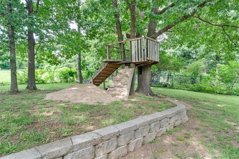 Beautiful home on 1.5 Acres in the Heart of Town - Near Lake - photo 47