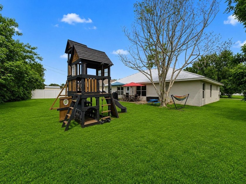 Move-in ready CBS home on a quiet street! Great location in the - photo 5