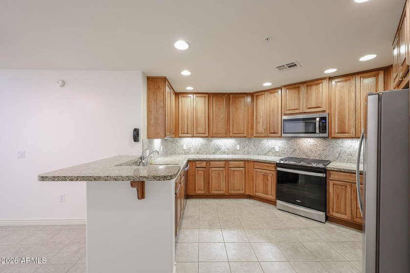 Beautiful 2 bed + den condo in the heart of Toscana, offering a - photo 6