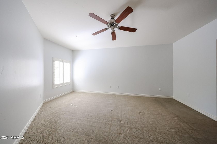 Beautiful 2 bed + den condo in the heart of Toscana, offering a - photo 9