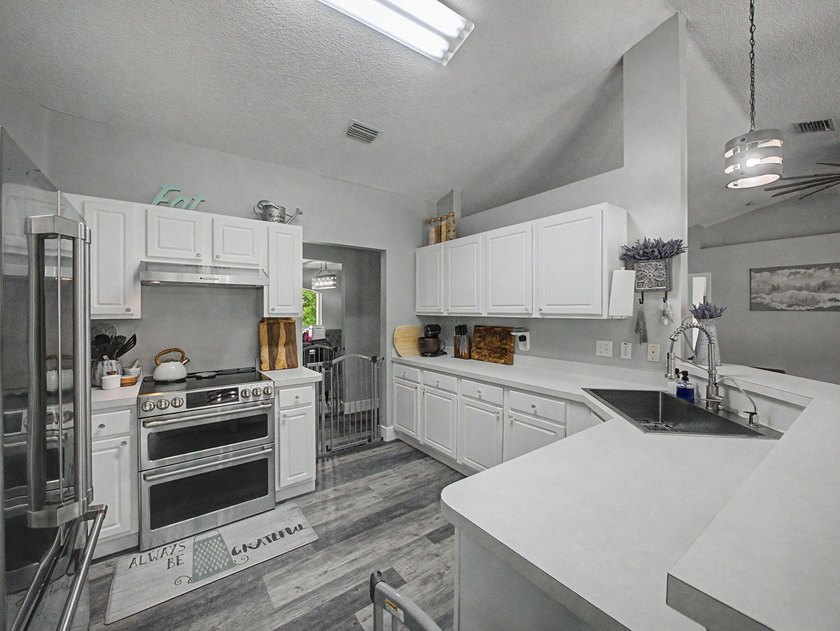Move-in ready CBS home on a quiet street! Great location in the - photo 9