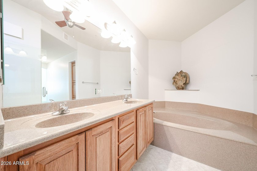 Beautiful 2 bed + den condo in the heart of Toscana, offering a - photo 10