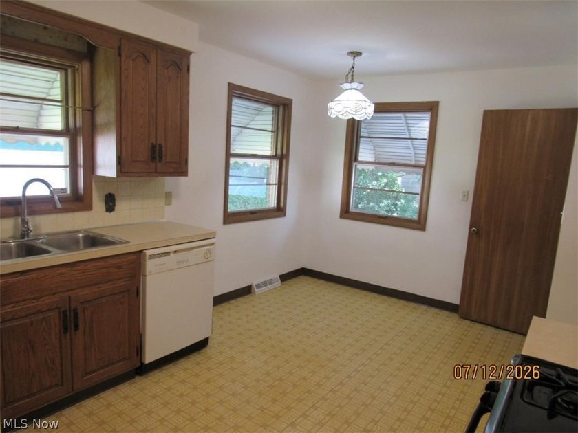 Move in condition. Nothing to do but turn the key and move into - photo 6