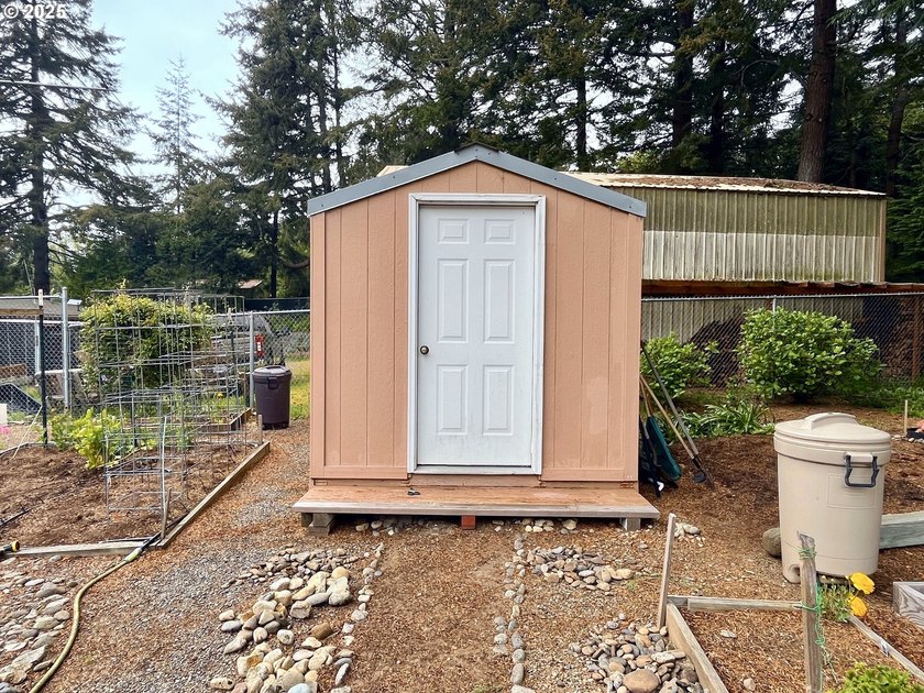 Move-in ready 1991 Skyline home in Port Orford! Features include - photo 19