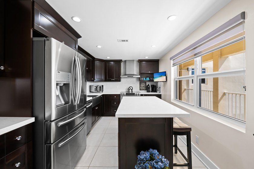 Stunning completely renovated spacious 3/2.5 *F* Model unit in - photo 2