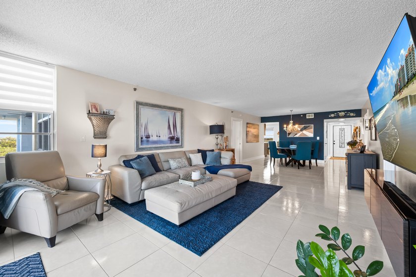 Stunning completely renovated spacious 3/2.5 *F* Model unit in - photo 5