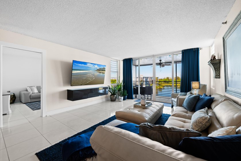 Stunning completely renovated spacious 3/2.5 *F* Model unit in - photo 6
