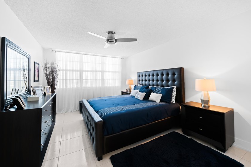 Stunning completely renovated spacious 3/2.5 *F* Model unit in - photo 9