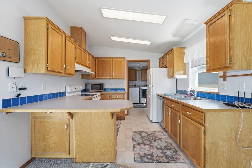 Located in Desert Aire - a Columbia River community known for - photo 12