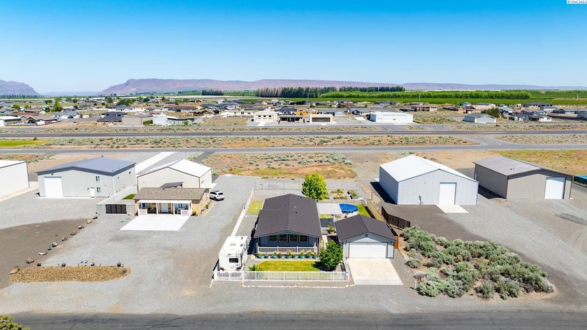 Located in Desert Aire - a Columbia River community known for - photo 31