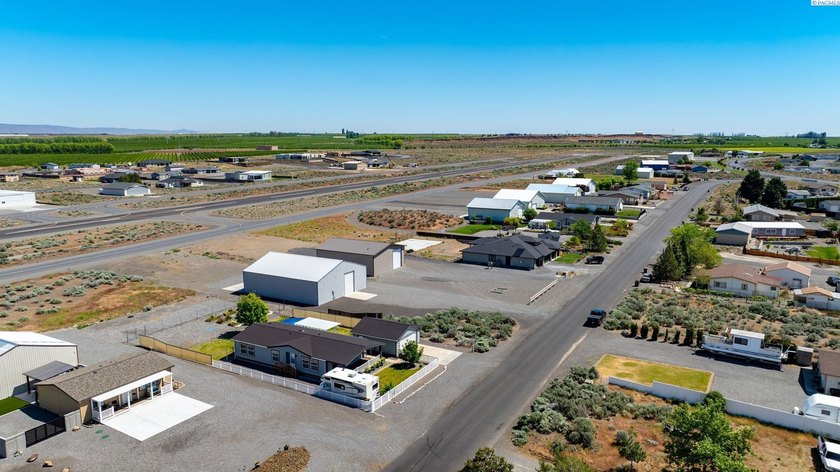 Located in Desert Aire - a Columbia River community known for - photo 33
