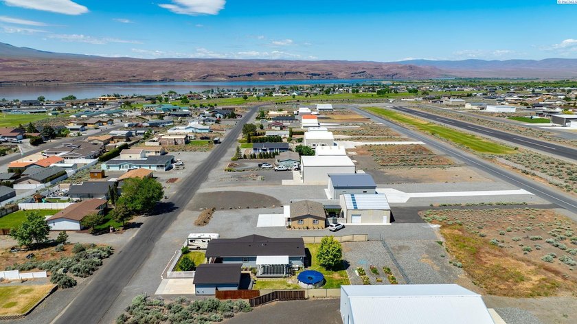 Located in Desert Aire - a Columbia River community known for - photo 34