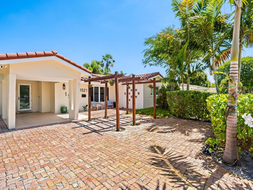 Tastefully updated 3/2 residence on a quiet, walkable street in - photo 2