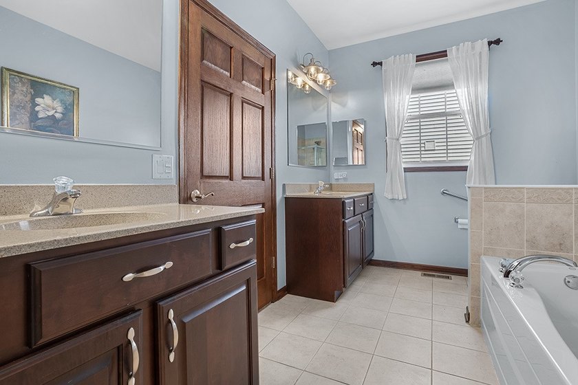 Exceptional custom ranch on a premium lookout lot, showcasing - photo 12