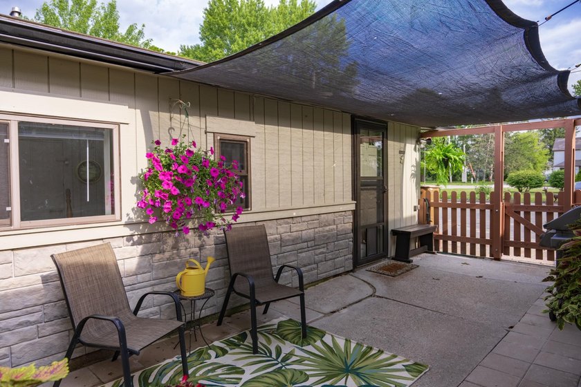 Cute as a button and completely refreshed! This charming 2-bed - photo 2