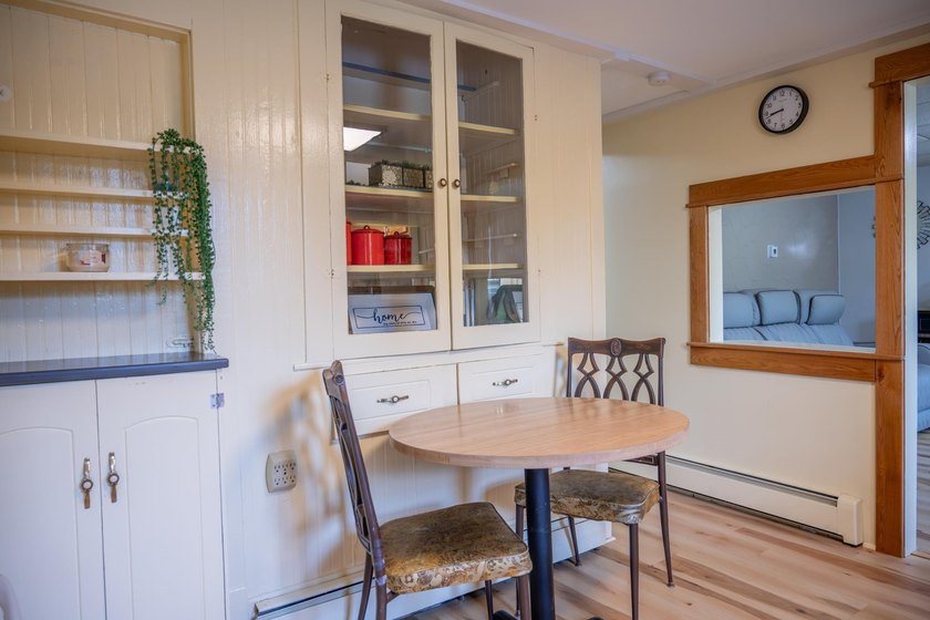 Cute as a button and completely refreshed! This charming 2-bed - photo 4