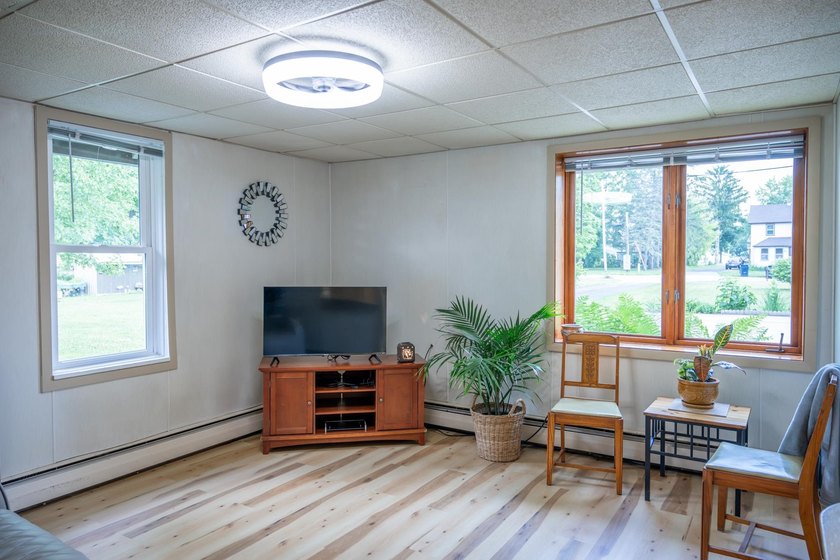 Cute as a button and completely refreshed! This charming 2-bed - photo 6