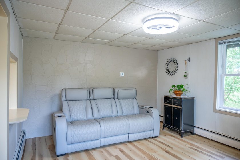 Cute as a button and completely refreshed! This charming 2-bed - photo 7