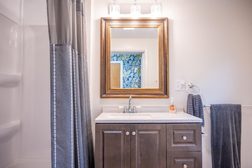 Cute as a button and completely refreshed! This charming 2-bed - photo 8