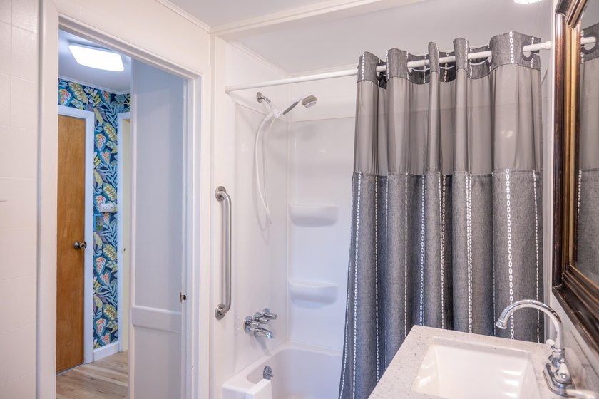 Cute as a button and completely refreshed! This charming 2-bed - photo 9