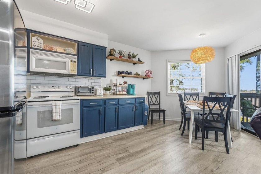 Welcome to the Coast! This 2 bedroom, 2 bathroom condo, is - photo 11