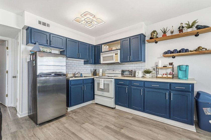 Welcome to the Coast! This 2 bedroom, 2 bathroom condo, is - photo 14