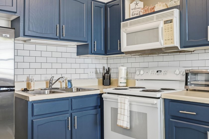 Welcome to the Coast! This 2 bedroom, 2 bathroom condo, is - photo 15