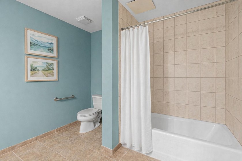 Live in the heart of it all at 212 Lofts in the North Loop - photo 17