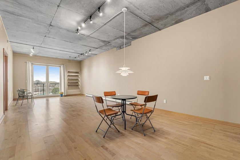Live in the heart of it all at 212 Lofts in the North Loop - photo 18