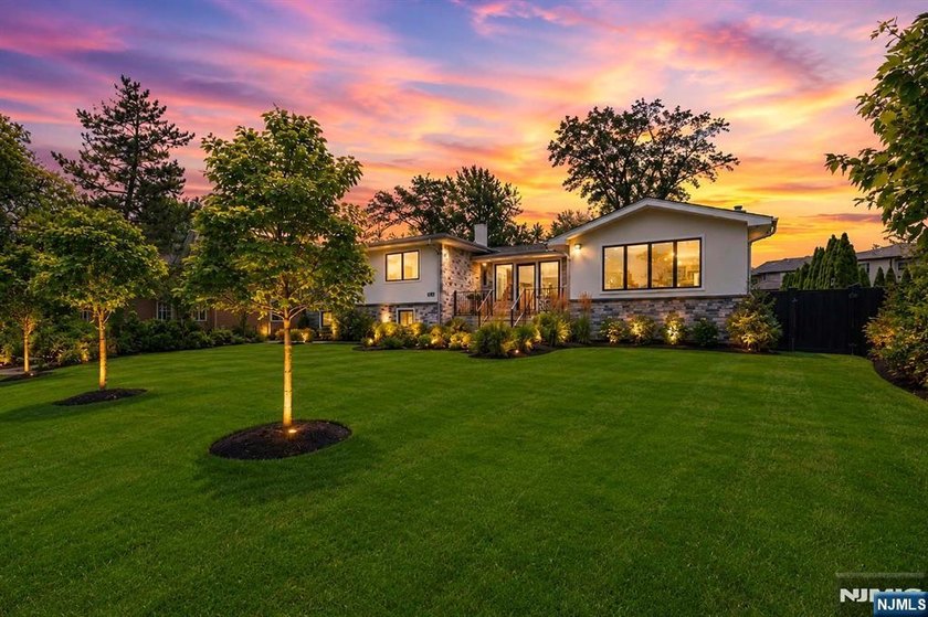 Welcome to 35 Jane Drive, a spectacular contemporary residence - photo 3