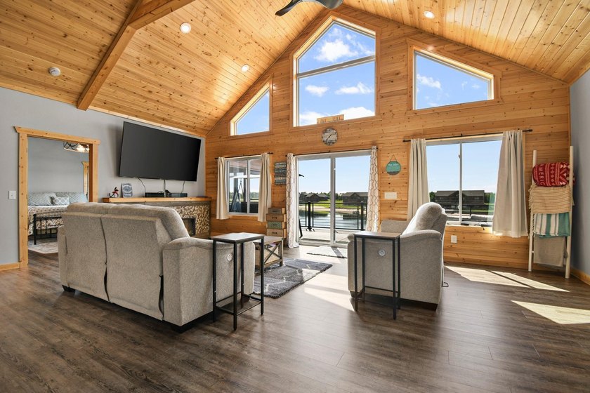 Custom built lake home on Island Lake! Featuring 5 bedrooms, 3 - photo 4