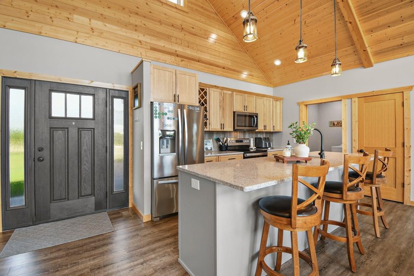 Custom built lake home on Island Lake! Featuring 5 bedrooms, 3 - photo 6
