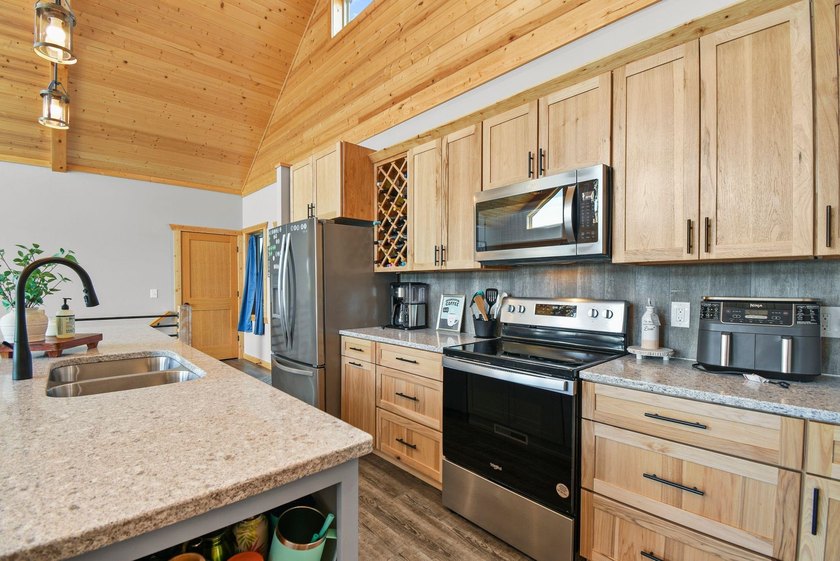 Custom built lake home on Island Lake! Featuring 5 bedrooms, 3 - photo 7