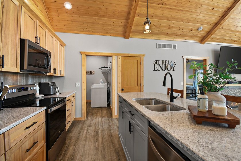 Custom built lake home on Island Lake! Featuring 5 bedrooms, 3 - photo 9