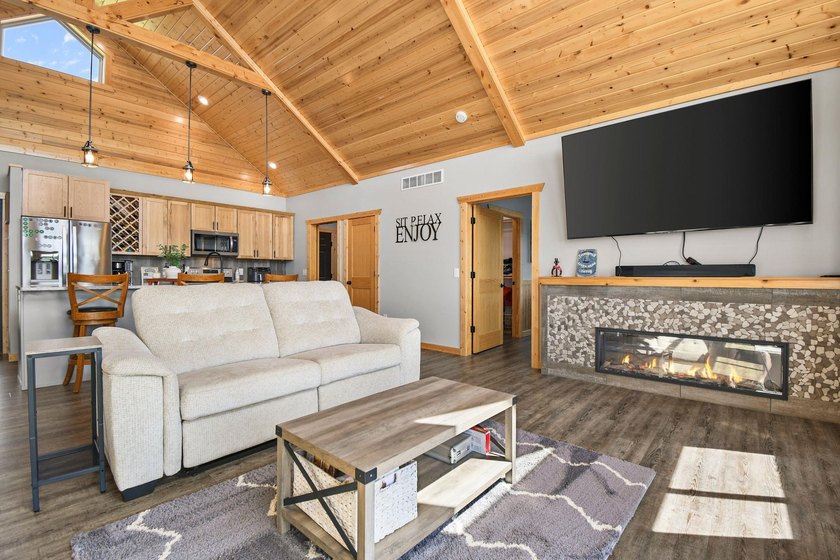 Custom built lake home on Island Lake! Featuring 5 bedrooms, 3 - photo 10