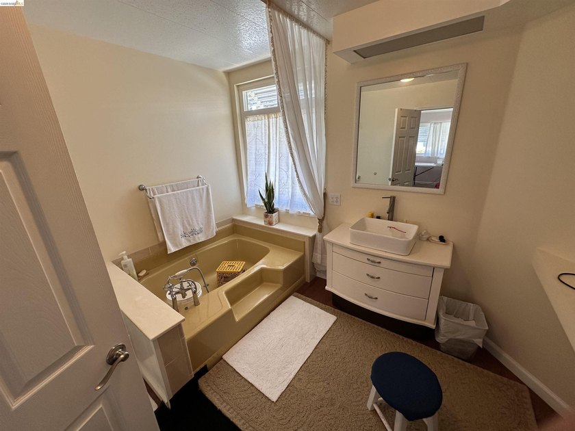 Welcome to this beautifully updated 2-bd., 2 full bath - photo 23