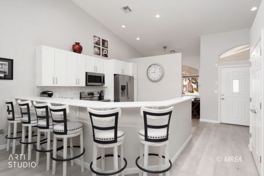Beautifully furnished &amp; elegantly remodeled 2 bedroom + den - photo 6