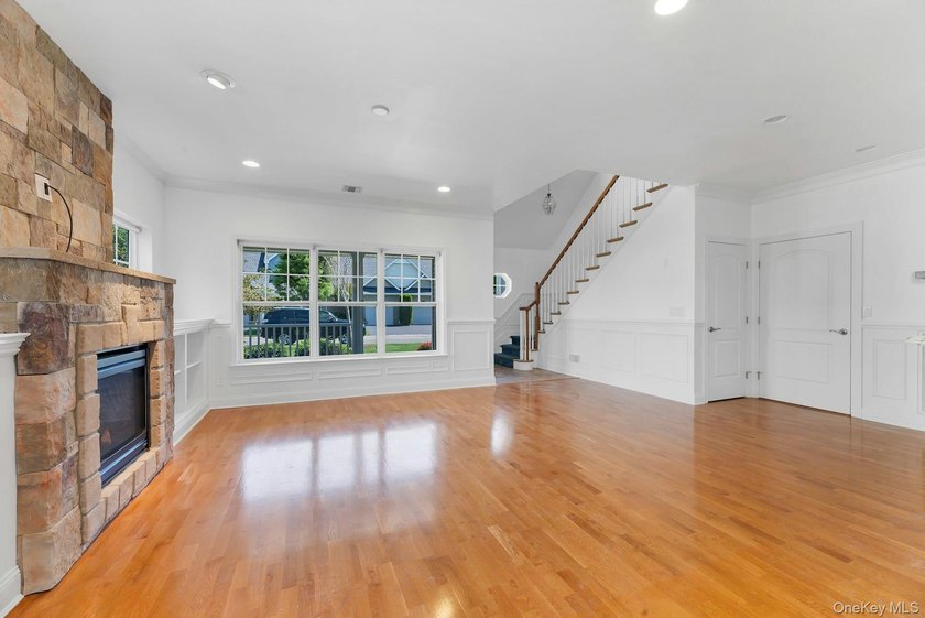 Welcome to this beautifully maintained end unit offering comfort - photo 5