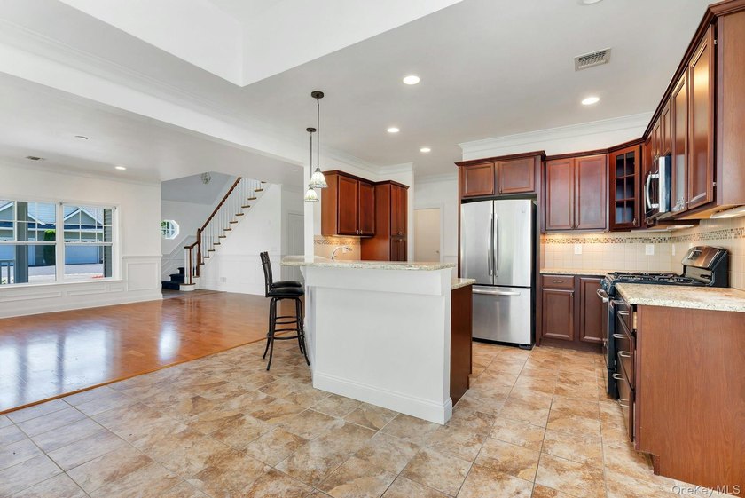 Welcome to this beautifully maintained end unit offering comfort - photo 8