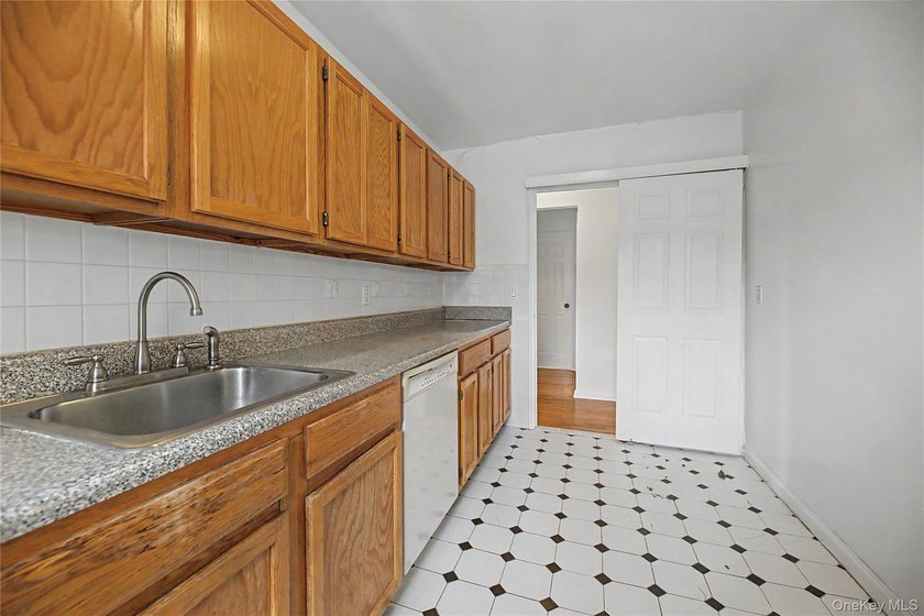 Welcome to this bright and spacious top-floor 2-bedroom, 1 - photo 8