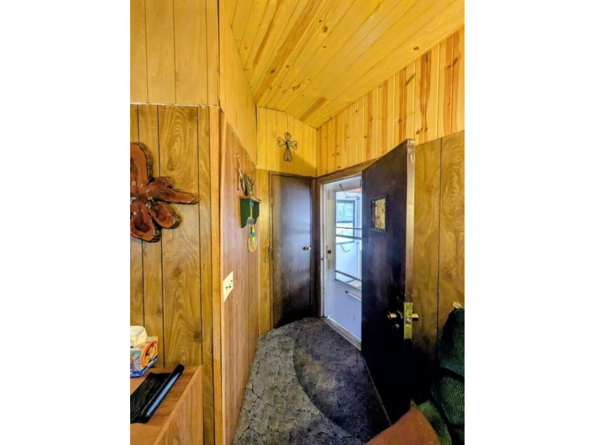 Quiet and peaceful!! This 2 bedroom single wide mobile home is - photo 4