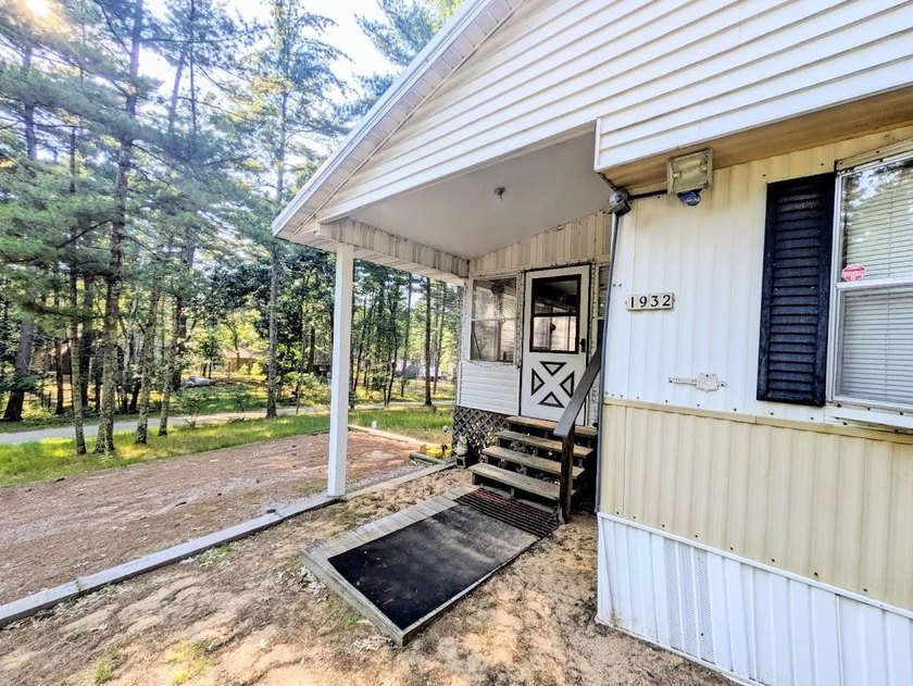 Quiet and peaceful!! This 2 bedroom single wide mobile home is - photo 10