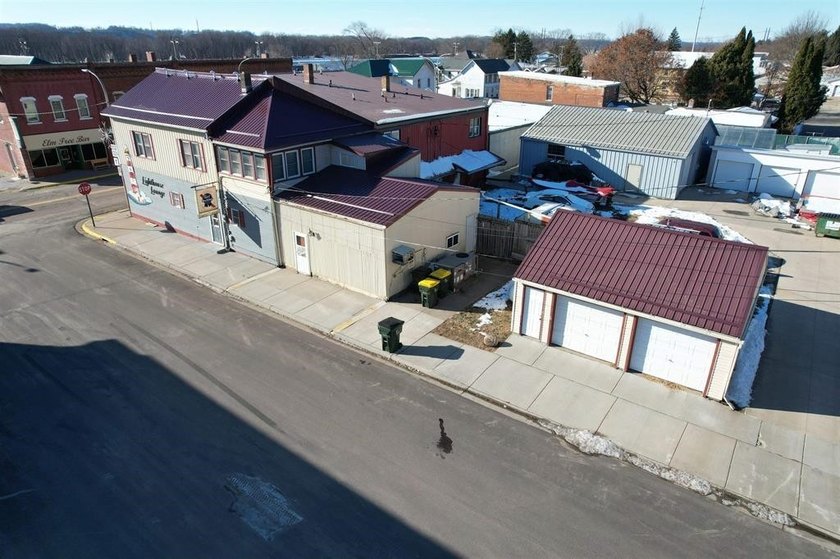 935 sqft 2 Bedroom 1 Bathroom apartment with 2 car detached - photo 7