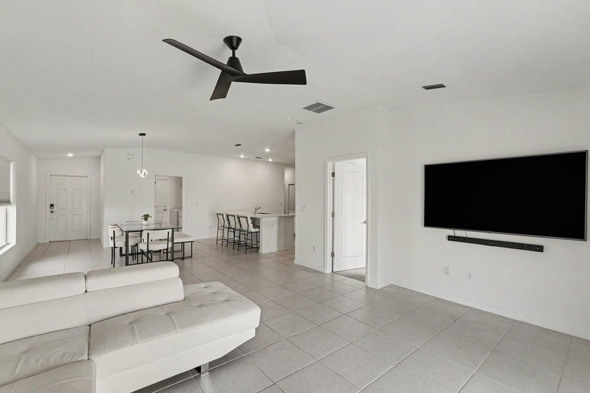 Discover this 4-bedroom, 2-bathroom single-family residence in - photo 11